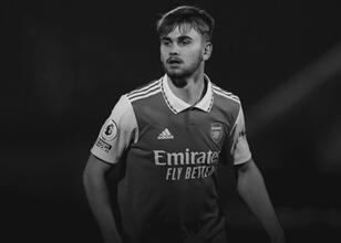 Eski Arsenal futbolcusu, maç sırasında hayatını kaybetti
