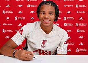 Liverpool, Ngumoha, ile ilk profesyonel sözleşmesini imzaladı