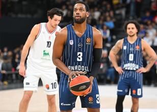 Anadolu Efes, galibiyeti kıl payı kaçırdı!