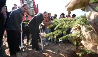 Başkan Altay “Geleceğe Nefes Konya’ya Hayat” programında öğrencilerle fidan dikti
