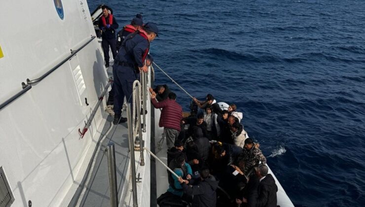 İzmir açıklarında 64 düzensiz göçmen kurtarıldı