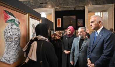 TBMM Başkanı Kurtulmuş, “Hilalin Işığında” başlıklı sanat sergisini gezdi