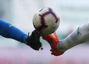 Amatör maçta hakemi darbeden futbolcu ile kulüp yöneticisi babası tutuklandı