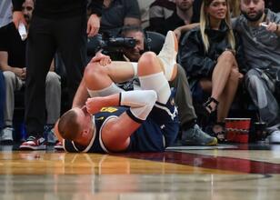 Jokic, Heat maçında dizinden sakatlanarak oyunu terk etti: MRI çekilecek NBA Haberleri