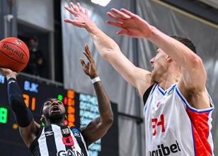 Yunan taraftarların Beşiktaş maçında açtığı ırkçı pankarta 4 bin avro ceza
