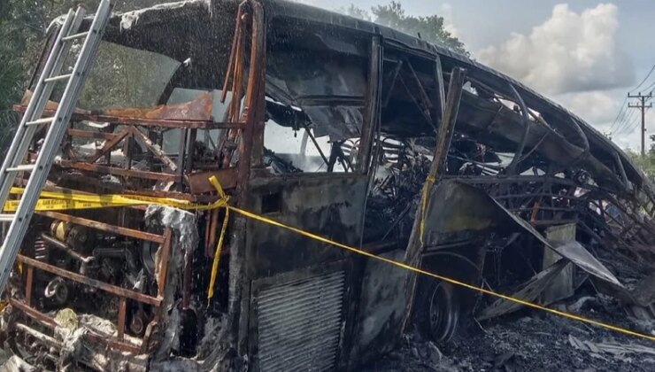 Endonezya’da facia: Otobüs ile tanker çarpıştı 16 ölü