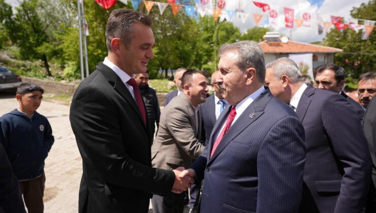 Destici’den Kuşçu’da MHP seçim ofisini ziyaret etti